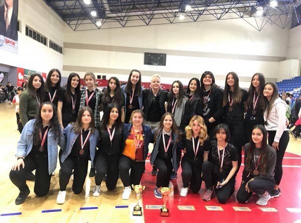 Okulumuz  Kız Futsal ve Kız Voleybol Gençler Kategorisinde Madalya Kazandı