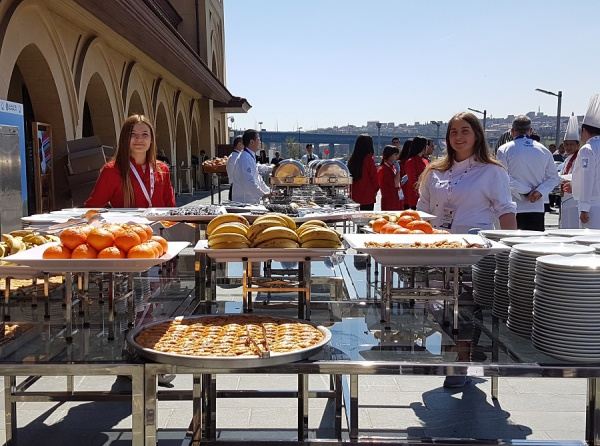 Yiyecek İçecek Hizmetleri Alanı öğrencileri Aşçılar Derneğinin Haliç Kongre Merkezinde Gerçekleştirilen 20. Yıl kutlamalarında Görev Aldı.