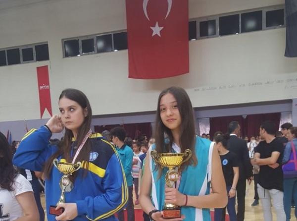 Kız Voleybol Takımımız Kartal İlçesi 2016-2017 Şehit Ömer Halisdemir Sezonu Voleybol Şampiyonu Oldu
