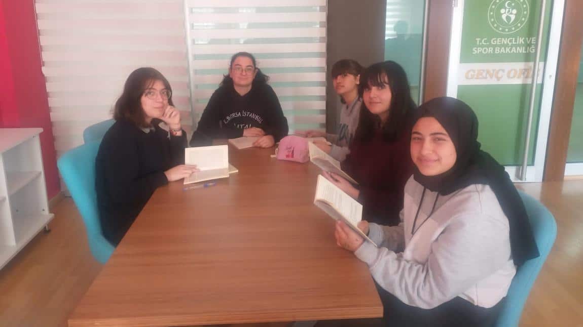 İstanbul Okuyor Projesi kapsamında kitap okuma etkinliği 